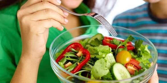Eat a vegetable salad on a low-carb diet to reduce hunger pangs