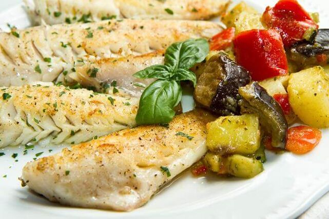 The weekly low-carb menu includes baked cod with eggplant and tomato. 